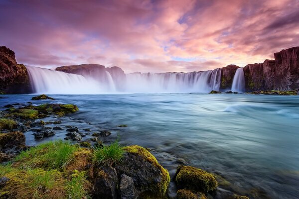 Bellissimo paesaggio con cascata in Islanda