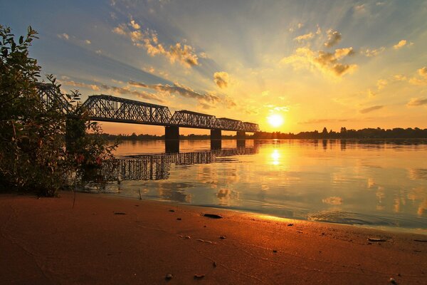 Ponte sul fiume Volga PR alba