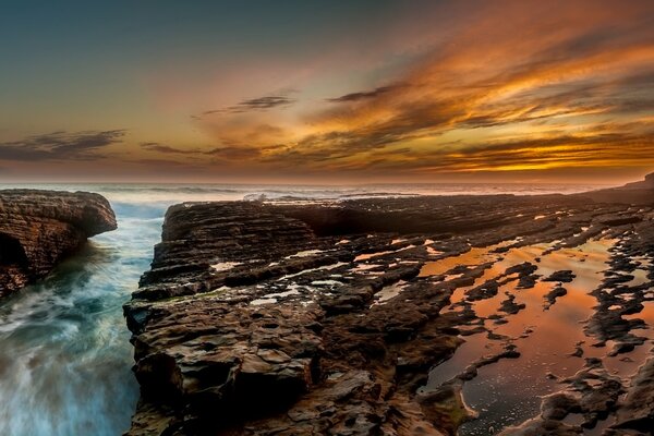 Sonnenuntergang am Horizont mit Meer