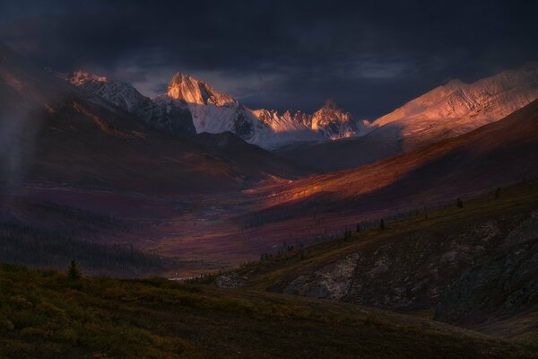 Sonnenuntergang im Tal der Berge