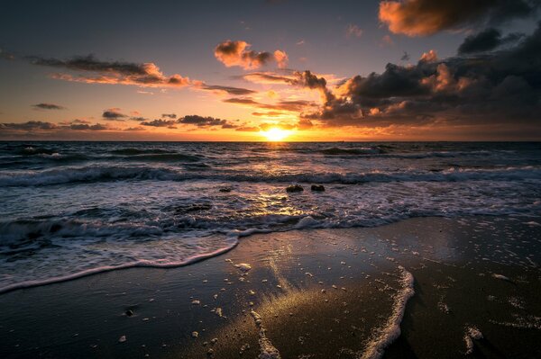 Puesta de sol en el océano con su favorito