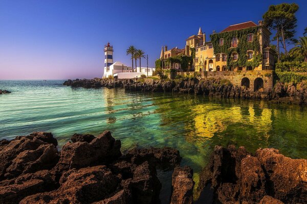 Villa con faro en la bahía