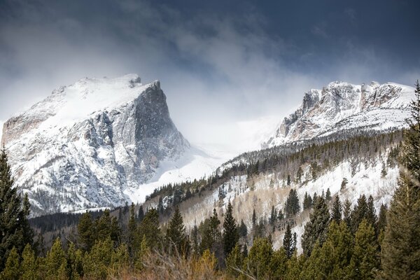 Berge mit Schnee auf blauem Himmel Hintergrund bedeckt