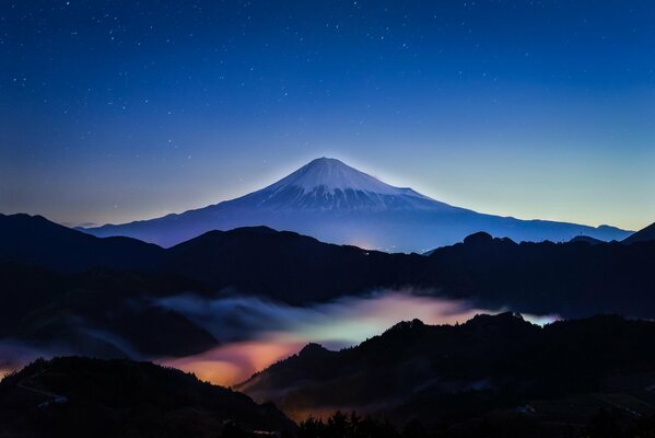 Nacht in den Bergen. Atemberaubende Natur