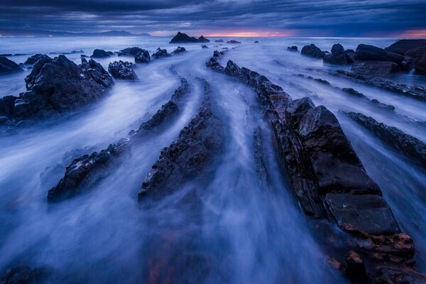 Roches brumeuses au coucher du soleil