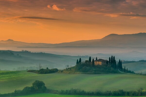 Manoir dans un champ en Italie