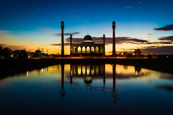 Вечерний вид на мечеть у воды