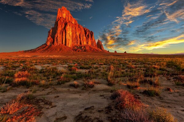 Désert au coucher du soleil parmi les rochers au nouveau-Mexique