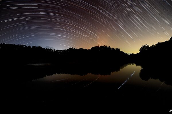 Círculos inusuales en el cielo nocturno en el lago