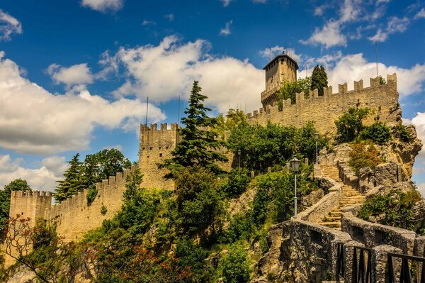 Twierdza znajduje się w San Marino. Piękny krajobraz