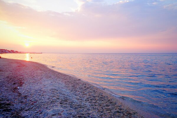 Plaża morska o zachodzie słońca w Grecji