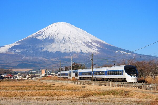 Monte Fuji en Japón. Tren y casas en el fondo de la montaña. Viajes