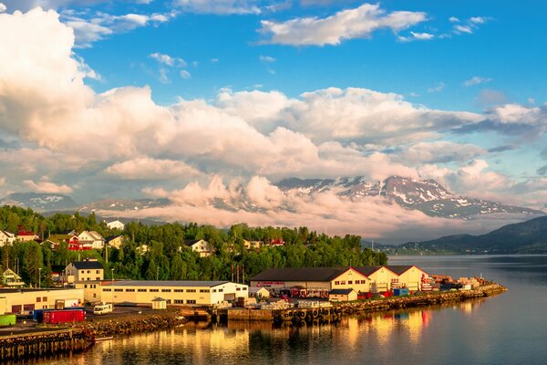 Montañas y casas de Noruega