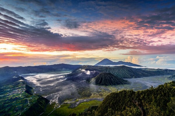 Complejo volcánico de Indonesia. Hermosas nubes