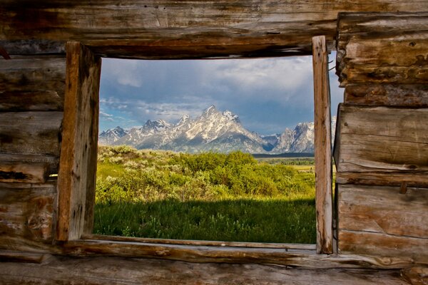 Fenster von der Hütte auf die Berge