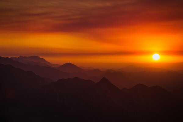 Lever du soleil du matin dans les montagnes