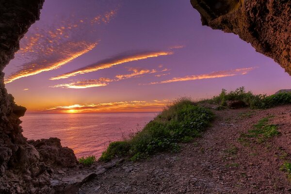 Paysage d été. Coucher de soleil sur la mer