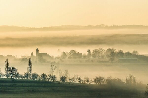 Nebliger Morgen in einem kleinen Dorf