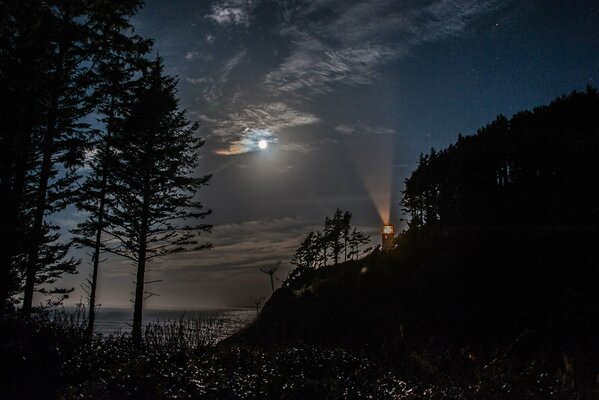 Raggio di luce tra le nuvole notturne