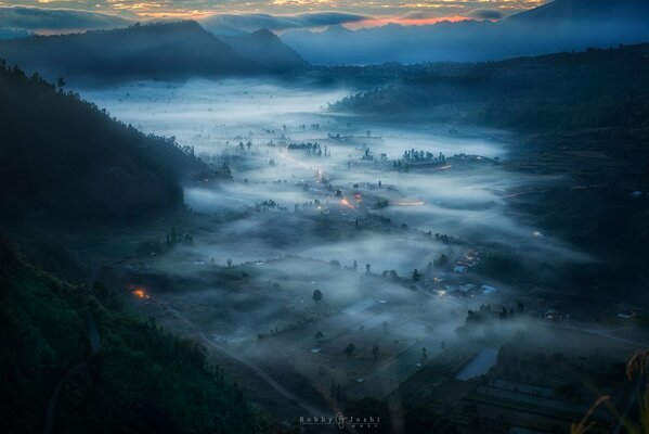 Matin brumeux sur l île de Bali