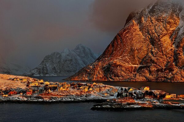 Häuser in Norwegen vor dem Hintergrund der Berge