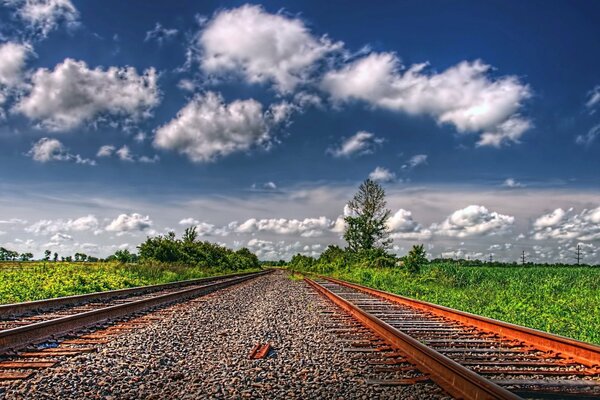 Eisenbahn in Dalí Wolken