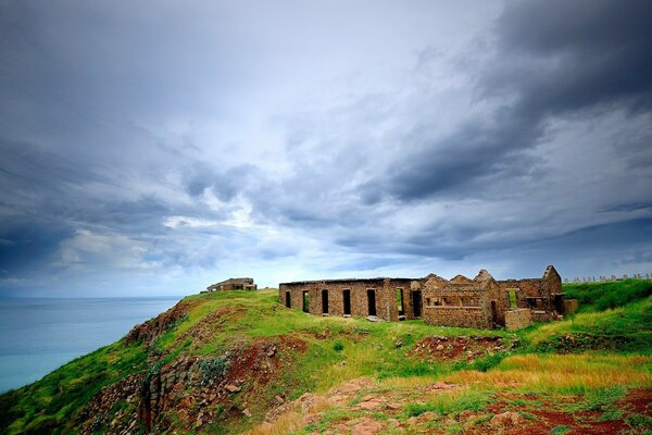 Ruinas en una colina junto al mar