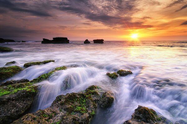 Minuto al atardecer hermoso paisaje mar Indonesia