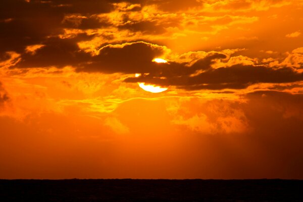 Coucher de soleil de feu et ciel profond