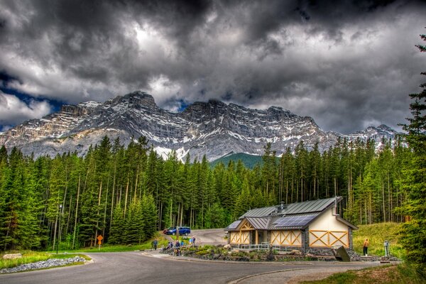 Vista della casa vicino alla montagna in Canada