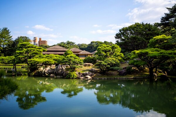 Piękny ogród Ritsurin i staw w Japonii