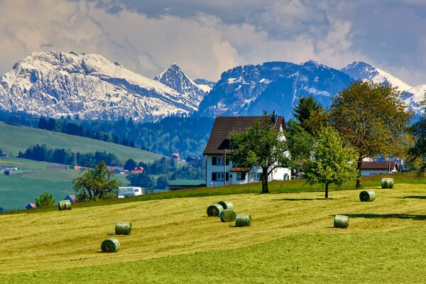 Cottage nel campo dietro le montagne