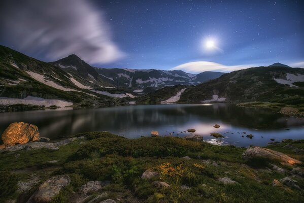 An unusual picture of the moonlit sky on the lake