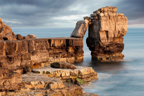 Paisaje con roca Marina y cielo sombrío