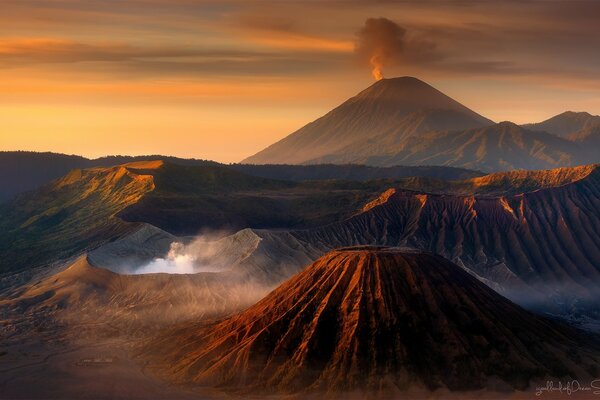 Puesta de sol sobre el volcán activo Java