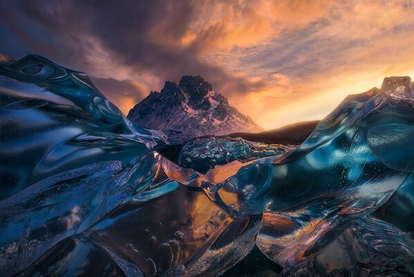 Paysage de glace au coucher du soleil et les montagnes de l Argentine