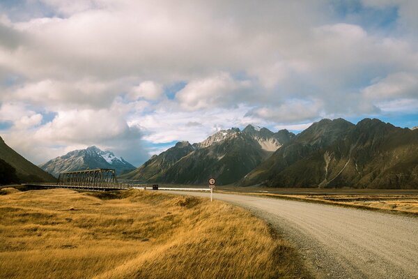 Carretera con vistas a la montaña y al puente