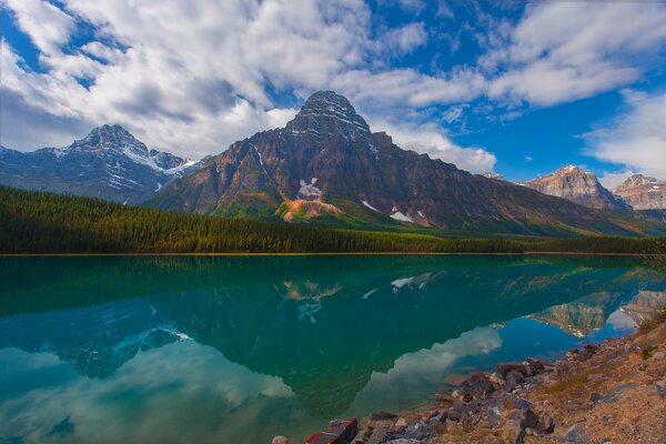 Die Berge spiegeln sich im Wasser wider. Kanada