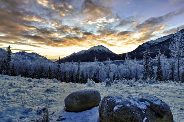 Winterlandschaft der schneebedeckten Berge