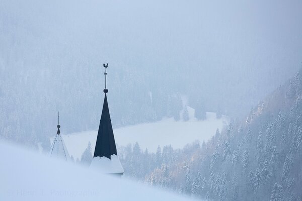 Macerie di tetti con banderuole nella nebbia invernale in Francia