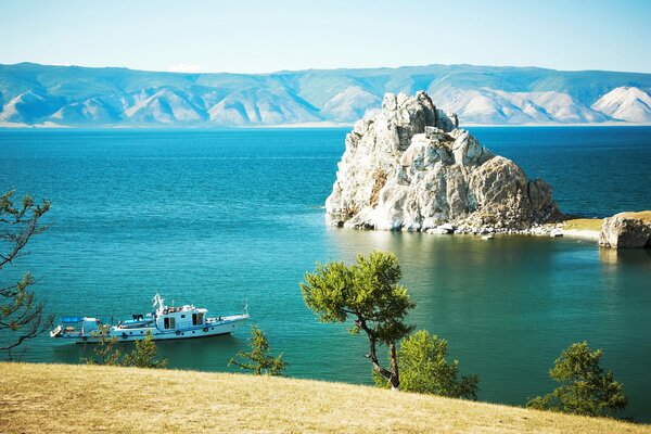 Jezioro Bajkał, statek i skały