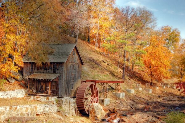 Alte Mühle im Herbstwald