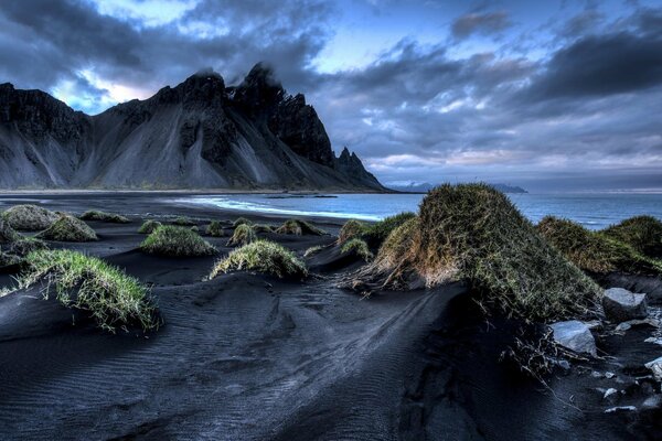 Islandia. Arena negra en la orilla. Crepúsculo