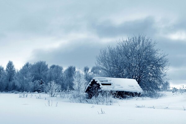Verlassenes Dorfhaus im Winter