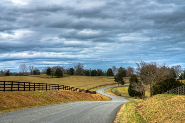 Longue route sur fond de beau paysage