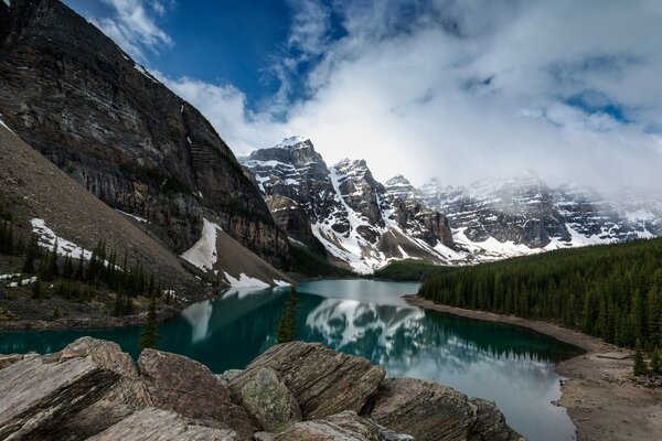 Vallée de la montagne des dix pics avec un lac propre