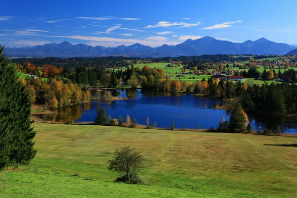 Viaje a Baviera cielo azul brillante y cuerpo de agua