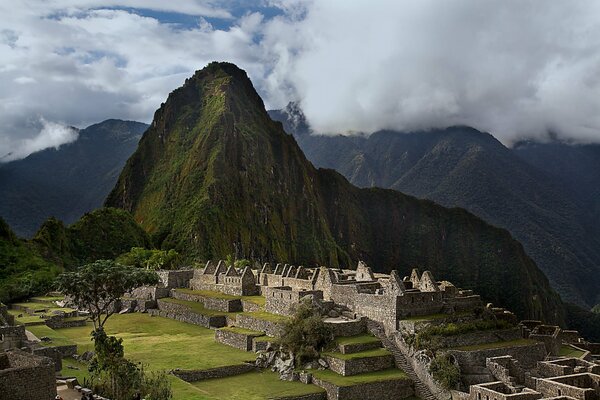 Die Ruinen von Machu Picchu am Fuße des Berges