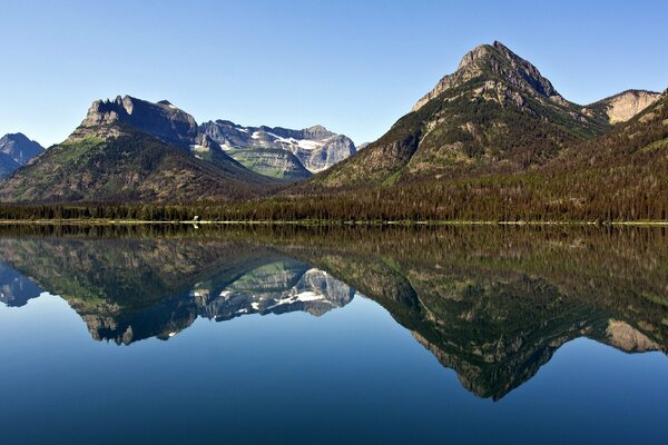 Paesaggio di montagne e laghi