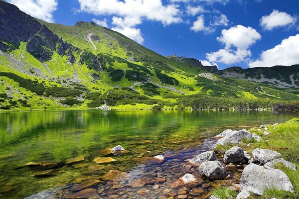 Montagnes fabuleuses, nuages, lac et pierres